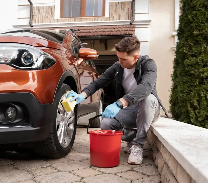 Lavage auto à domicile Osnes : professionnel intervenant sur un véhicule